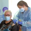 Một cụ bà được tiêm vaccine ngừa COVID-19 tại L'Hospitalet de Llobregat, Tây Ban Nha ngày 27/12/2020. (Ảnh: AFP/TTXVN)