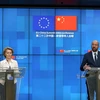 Chủ tịch Hội đồng châu Âu Charles Michel (phải) và Chủ tịch Ủy ban châu Âu Ursula von der Leyen (trái) tại cuộc họp báo sau hội nghị trực tuyến Trung Quốc- EU ở Brussels, Bỉ, ngày 22/6/2020. (Ảnh: AFP/TTXVN)