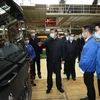 Chủ tịch Trung Quốc Tập Cận Bình (giữa, phía trước) thăm Tập đoàn sản xuất ôtô Thiểm Tây, ngày 22/4/2020. (Ảnh: THX/TTXVN)