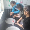 Hướng dẫn trẻ rửa tay bằng xà phòng để phòng chống COVID-19. (Ảnh: Hoa Mai/TTXVN)