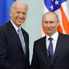 Tổng thống Nga Vladimir Putin (phải) và ông Joe Biden trong cuộc gặp tại Moskva, Nga, ngày 10/3/2011. (Ảnh: AFP/TTXVN)