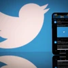 Biểu tượng Twitter trên màn hình điện thoại di động và máy tính bảng. (Ảnh: AFP/TTXVN)