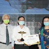 Đại diện Bệnh viện Dã chiến Củ Chi nhận giải thưởng tại Lễ trao giải Thành tựu y khoa Việt Nam. Ảnh: Đinh Hằng - TTXVN