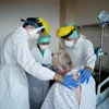 Nhân viên y tế chăm sóc bệnh nhân COVID-19 tại bệnh viện ở Brussels, Bỉ. (Ảnh: AFP/TTXVN)