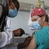 Nhân viên y tế tiêm vaccine phòng COVID-19 cho người dân tại Pretoria, Nam Phi, ngày 17/2/2021. (Ảnh: AFP/TTXVN)