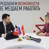 Nhà báo Bùi Duy Trinh, Trưởng Cơ quan thường trú Moskva phỏng vấn Phó Thủ tướng thứ nhất Chính phủ Cộng hòa Udmurtia Konstantin Suntsov. (Ảnh: Trần Hiếu/TTXVN)