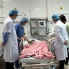 Các bác sỹ Bệnh Sản Nhi Bắc Ninh thăm khám cho bệnh nhi sau ca phẫu thuật kéo dài 4 giờ. (Ảnh: Đinh Văn Nhiều/TTXVN)