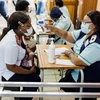 Nhân viên y tế kiểm tra thân nhiệt trước khi tiêm vaccine phòng dịch COVID-19 tại Umlazi, Nam Phi ngày 18/2/2021. (Ảnh: AFP/TTXVN)