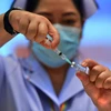 Tiêm chủng vắcxin ngừa bệnh viêm đường hô hấp cấp COVID-19 tại Bangkok, Thái Lan, ngày 28/2/2021. (Ảnh: THX/TTXVN)