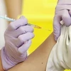 Tiêm chủng vắcxin ngừa COVID-19 cho người dân tại Yatsushiro, Nhật Bản, ngày 19/2/2021. (Ảnh: Kyodo/TTXVN)