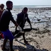 Lực lượng cứu hộ khiêng thi thể một người di cư thiệt mạng ở ngoài khơi Djibouti tháng 10/2020. (Nguồn: AFP)