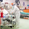 Nhân viên y tế điều trị cho bệnh nhân COVID-19 tại bệnh viện ở Vacsava, Ba Lan, ngày 1/3/2021. (Ảnh: PAP/TTXVN)