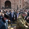Thủ tướng Armenia Nikol Pashinyan (giữa) tuần hành cùng những người ủng hộ tại thủ đô Yerevan ngày 25/2/2021. (Ảnh: AFP/TTXVN)