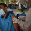 Nhân viên y tế tiêm vaccine phòng COVID-19 cho người dân tại Jakarta, Indonesia, ngày 10/3/2021. (Ảnh: THX/TTXVN)