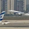Máy bay của hãng hàng không quốc gia Israel (EL AL Airlines) cất cánh tại sân bay Ben Gurion gần thành phố Tel Aviv. (Ảnh: AFP/TTXVN)