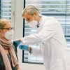 Nhân viên y tế tiêm vaccine ngừa COVID-19 tại bệnh viện ở Essen, Đức ngày 18/1/2021. (Ảnh: THX/TTXVN)