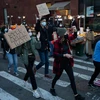 Những người trẻ tuổi tham gia tuần hành biểu thị tình đoàn kết với người Mỹ gốc châu Á tại New York, Mỹ, ngày 20/3/2021. (Ảnh: THX/TTXVN)