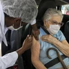 Nhân viên y tế tiêm vaccine phòng COVID-19 cho người dân tại Rio De Janeiro, Brazil ngày 6/3/2021. (Ảnh: THX/TTXVN)