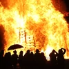 Người biểu tình đốt lửa ở phía bắc Belfast sau khi đụng độ với cảnh sát trong một cuộc bạo động năm 2020. (Nguồn: theguardian.com)