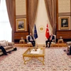 Chủ tịch Ủy ban châu Âu, bà Ursula von der Leyen ngồi trên ghế sofa trong cuộc hội đàm với Tổng thống Thổ Nhĩ Kỳ Recep Tayyip Erdogan ngày 6/4. (Nguồn: THX/TTXVN)