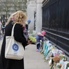 Người dân London đến đặt hoa tưởng niệm Hoàng thân Philip dọc theo cổng của Cung điện Buckingham. (Ảnh: Hải Vân/TTXVN)