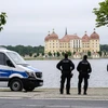 Cảnh sát gác tại khu vực Dresden, miền đông nước Đức. (Ảnh: AFP/TTXVN)