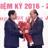 Thủ tướng Phạm Minh Chính tặng hoa chúc mừng Chủ tịch nước Nguyễn Xuân Phúc. (Ảnh: Dương Giang/TTXVN)