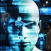 Một du khách trải nghiệm thiết bị trí tuệ nhân tạo tại một cuộc triển lãm ở Dương Châu, tỉnh Giang Tô, vào ngày 28/4. (Nguồn: China Daily)