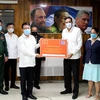 Đại sứ Lê Thanh Tùng trao tượng trưng quà của Đảng Cộng sản Việtk Nam tặng Đảng Cộng sản Cuba cho Phó Trưởng ban Quan hệ Quốc tế Đảng Cộng sản Cuba Juan Carlos Marsán Aguilera. (Ảnh: Vũ Lê Hà/TTXVN)