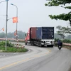 “Điểm đen” Km52+800 trên Quốc lộ 48 đoạn qua cầu Dinh, xã Tam Hợp, huyện Quỳ Hợp, tỉnh Nghệ An đường nhỏ, cua gấp khiến nhiều phương tiện giao thông phải lấn làn tiềm ẩn nguy cơ tai nạn giao thông. (Ảnh: Văn Tý/TXVN)