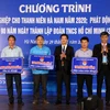 Đại diện Hội Doanh nghiệp trẻ tỉnh Hà Nam trao vốn đầu tư cho 3 dự án khởi nghiệp có tính khả thi. (Ảnh: Đại Nghĩa/TTXVN)