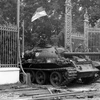Xe tăng của Lữ đoàn tăng-thiết giáp 203, Sư đoàn 304, Quân đoàn 2 tiến vào Dinh Độc Lập, trưa 30/4/1975. (Ảnh: Trần Mai Hưởng/TTXVN)