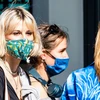 Người dân đeo khẩu trang phòng lây nhiễm COVID-19 tại Berlin, Đức. (Ảnh: THX/TTXVN)