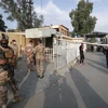 Lực lượng an ninh gác tại cổng bệnh viện Ibn Khatib ở thủ đô Baghdad, Iraq sau vụ hỏa hoạn ngày 25/4/2021. (Ảnh: AFP/TTXVN)