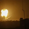 Khói lửa bốc lên trong vụ nổ ở miền Nam Dải Gaza, sau đợt oanh kích của quân đội Israel ngày 17/4/2021. (Ảnh: AFP/TTXVN)