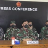 Tư lệnh Quân đội Indonesia, Nguyên soái Hadi Tjahjanto (giữa) phát biểu tại cuộc họp báo ở Denpasar ngày 24/4/2021. (Ảnh: AFP/TTXVN)