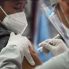 Nhân viên y tế tiêm vaccine ngừa COVID-19 cho người dân tại Jakarta, Indonesia. (Ảnh: THX/TTXVN)
