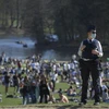 Hàng trăm người tụ tập tại công viên Bois de la Cambre, Bỉ, phản đối các quy định về phong tỏa. (Nguồn: brusselstimes.com)