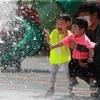 Trẻ em vui chơi tại một đài phun nước trong một công viên ở Hamyang, Đông Nam Hàn Quốc mùa Hè năm 2020. (Nguồn: koreaherald.com)