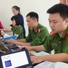 Công an thành phố Hà Nội thực hiện làm thẻ căn cước công dân gắn chíp cho người dân. (Ảnh: Nguyễn Thắng/TTXVN)