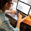 Một phụ nữ Mỹ làm việc trực tuyến tại nhà trong bối cảnh dịch bệnh COVID-19. (Nguồn: usatoday.com)