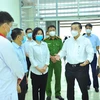Chủ tịch UBND thành phố Hà Nội Chu Ngọc Anh kiểm tra và chỉ đạo tại bệnh viện dã chiến Mê Linh. (Ảnh Minh Đức/TTXVN)