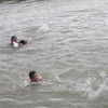 Nam Định: 18 học sinh rủ nhau tắm biển, cát sụt khiến 3 em mất tích 
