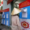 Cử tri phường 9, Quận 3 kiểm tra danh sách tại khu vực bỏ phiếu số 53, đường Bà Huyện Thanh Quan. (Ảnh: Thanh Vũ/TTXVN)