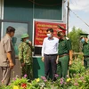 Thiếu tướng Nguyễn Trường Thắng, Tư lệnh Quân khu 7 lkiểm tra tuyến biên giới huyện Mộc Hóa. (Ảnh: Thanh Bình/TTXVN)