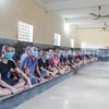 Cán bộ Trại tạm giam Công an tỉnh Thái Nguyên tuyên truyền, phổ biến quyền bầu cử cho người bị tạm giữ, tạm giam. (Nguồn: cand.com.vn)