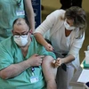 Tiêm vaccine phòng COVID-19 cho nhân viên y tế tại Ramat Gan, Israel. (Ảnh: THX/ TTXVN)