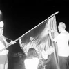 Quyền Chủ tịch Nguyễn Hữu Thọ gắn Huân chương Hồ Chí Minh lên lá cờ truyền thống của Đội Thiếu niên Tiền phong Hồ Chí Minh (1981). (Ảnh: Ngọc Quán/TTXVN)