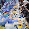 Sinh viên được tiêm chủng tại một trung tâm tiêm chủng ở Đại học Bắc Kinh. (Nguồn: Getty)