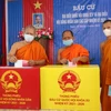 Cử tri là sư sãi và đồng bào Khmer Bạc Liêu bỏ phiếu bầu cử. (Ảnh: Nhật Bình /TTXVN)